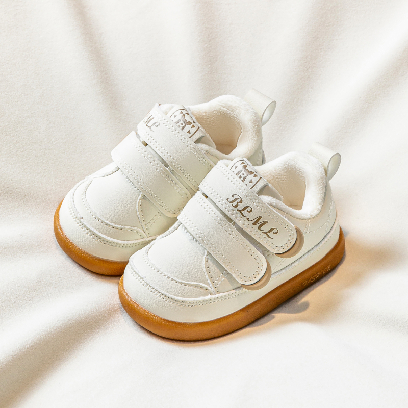 Zīdaiņu ziemas kurpes staigāšanai – augšējais materiāls mikrofibra āda, iekšējā odere vilna, Velcro aizdare, vecums 12–48 mēneši, pretslīdes, siltas, izturīgas.