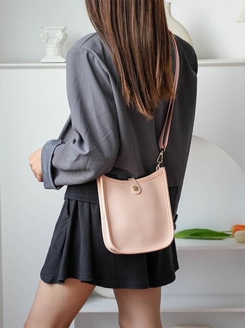 PU plecu soma – pilsētas vienkāršība, kvadrāta forma, trīsdimensiju konstrukcija