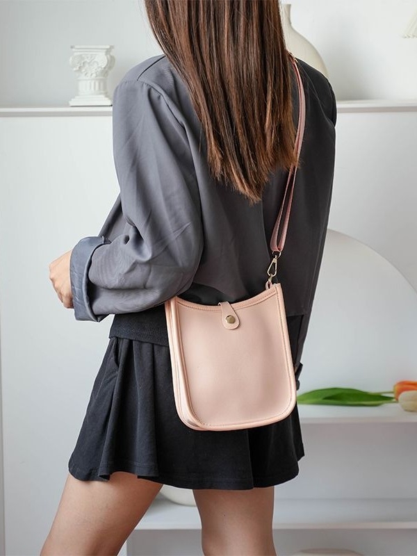 Τσάντα crossbody PU — αστικός μινιμαλισμός, τετράγωνο σχήμα, τρισδιάστατη κατασκευή