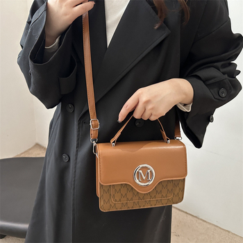 PU pleca soma ar pilsētas vienkāršu stilu, horizontāla kvadrāta forma, magnētiska aizdare, iekšējās kabatas telefona un ID kartes glabāšanai