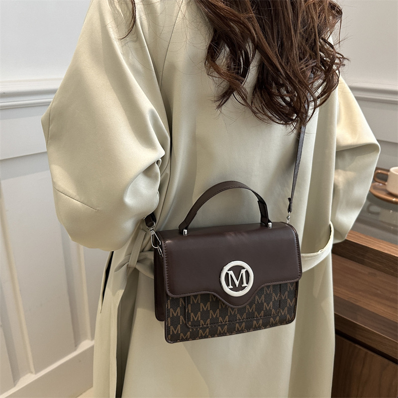 PU pleca soma ar pilsētas vienkāršu stilu, horizontāla kvadrāta forma, magnētiska aizdare, iekšējās kabatas telefona un ID kartes glabāšanai