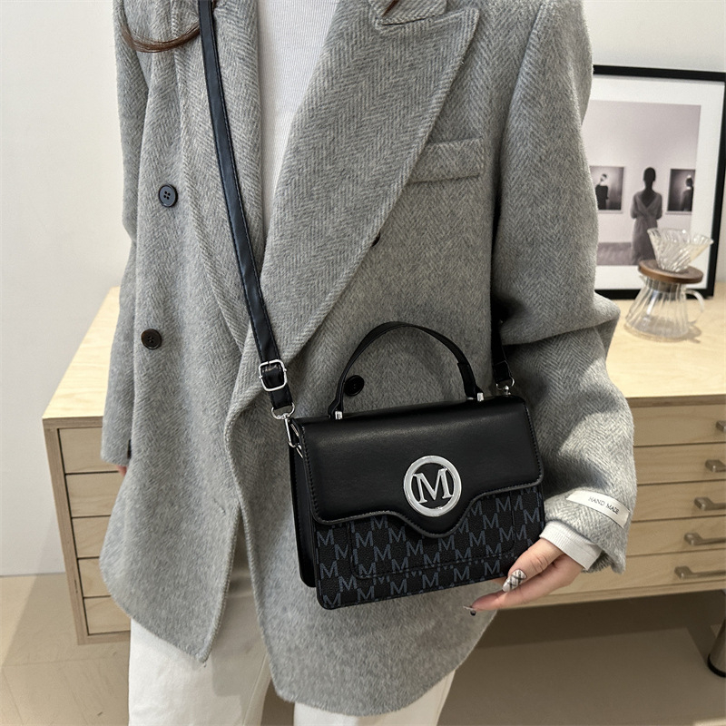 PU pleca soma ar pilsētas vienkāršu stilu, horizontāla kvadrāta forma, magnētiska aizdare, iekšējās kabatas telefona un ID kartes glabāšanai