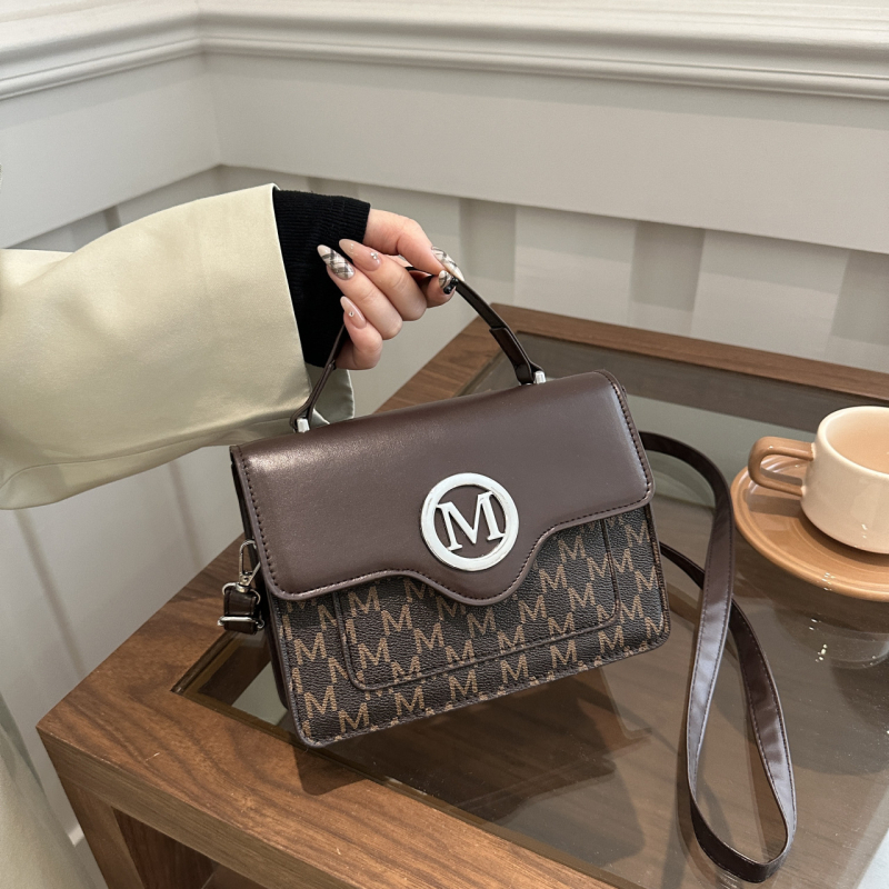 PU pleca soma ar pilsētas vienkāršu stilu, horizontāla kvadrāta forma, magnētiska aizdare, iekšējās kabatas telefona un ID kartes glabāšanai