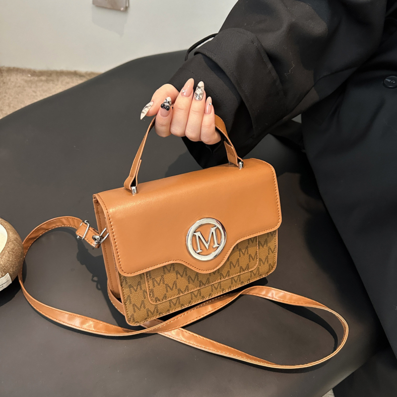 PU pleca soma ar pilsētas vienkāršu stilu, horizontāla kvadrāta forma, magnētiska aizdare, iekšējās kabatas telefona un ID kartes glabāšanai