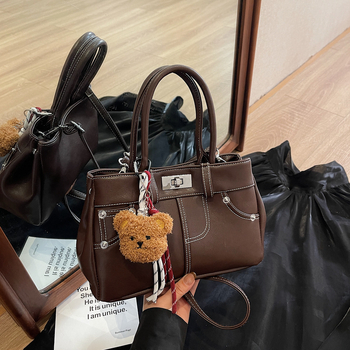 Rokassoma Kelly stilā, PU materiāls, horizontāla kvadrāta forma, aizvēršana ar latch, iekšējā rāvējslēdzēja kabata, poliestera oderējums