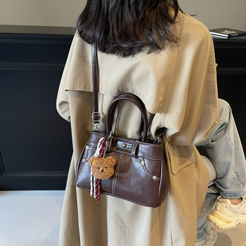 Rokassoma Kelly stilā, PU materiāls, horizontāla kvadrāta forma, aizvēršana ar latch, iekšējā rāvējslēdzēja kabata, poliestera oderējums