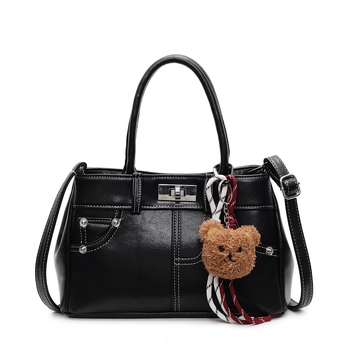 Rokassoma Kelly stilā, PU materiāls, horizontāla kvadrāta forma, aizvēršana ar latch, iekšējā rāvējslēdzēja kabata, poliestera oderējums