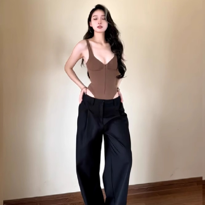 Korpuss ar siksnām, neatdalāmas siksnas, slaids siluets, īss garums 40–50 cm, rudens 2025