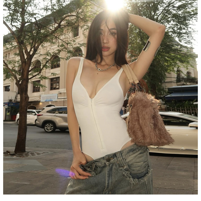 Korpuss ar siksnām, neatdalāmas siksnas, slaids siluets, īss garums 40–50 cm, rudens 2025