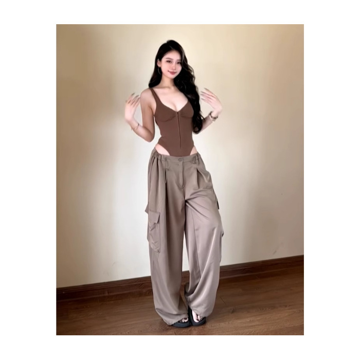 Korpuss ar siksnām, neatdalāmas siksnas, slaids siluets, īss garums 40–50 cm, rudens 2025