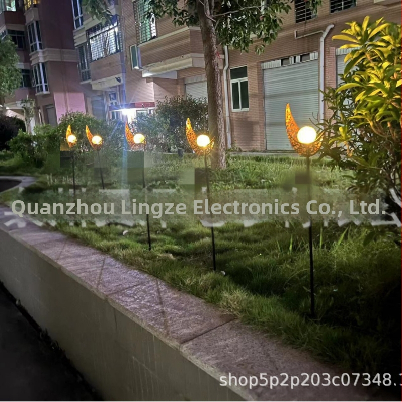 Соларна градинска лампа с кована луна – ажурен мотив, LED 0.5W, IP65, 6–12 ч, модел LZBK-TY-23001