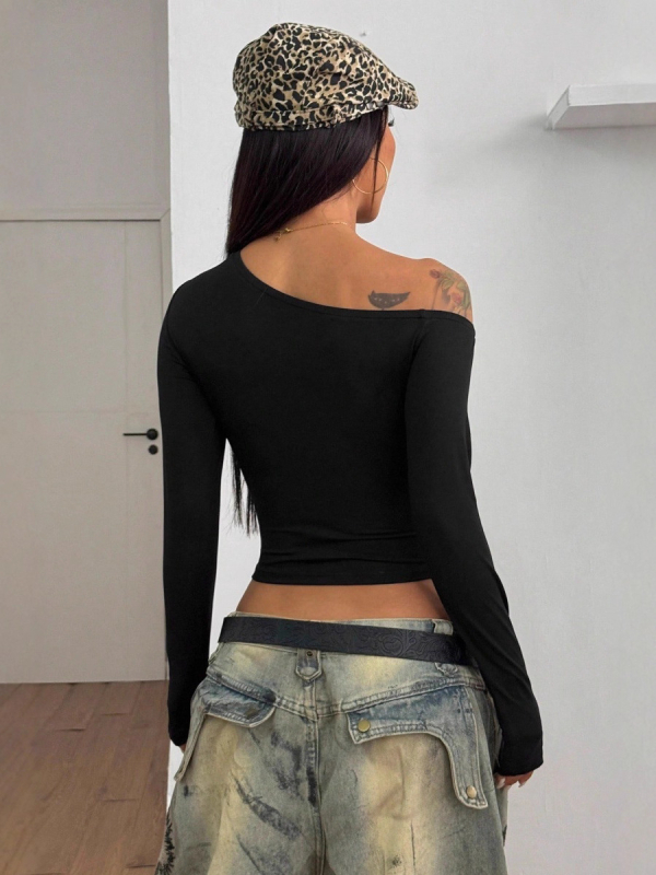 Slim-fit T-krekls no poliestera-spandexa, diagonāla kakla, garas piedurknes, patchwork detaļa, ielu-trendi stils.