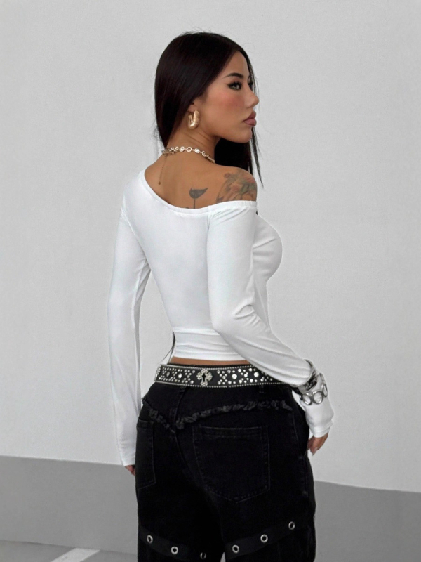 Slim-fit T-krekls no poliestera-spandexa, diagonāla kakla, garas piedurknes, patchwork detaļa, ielu-trendi stils.