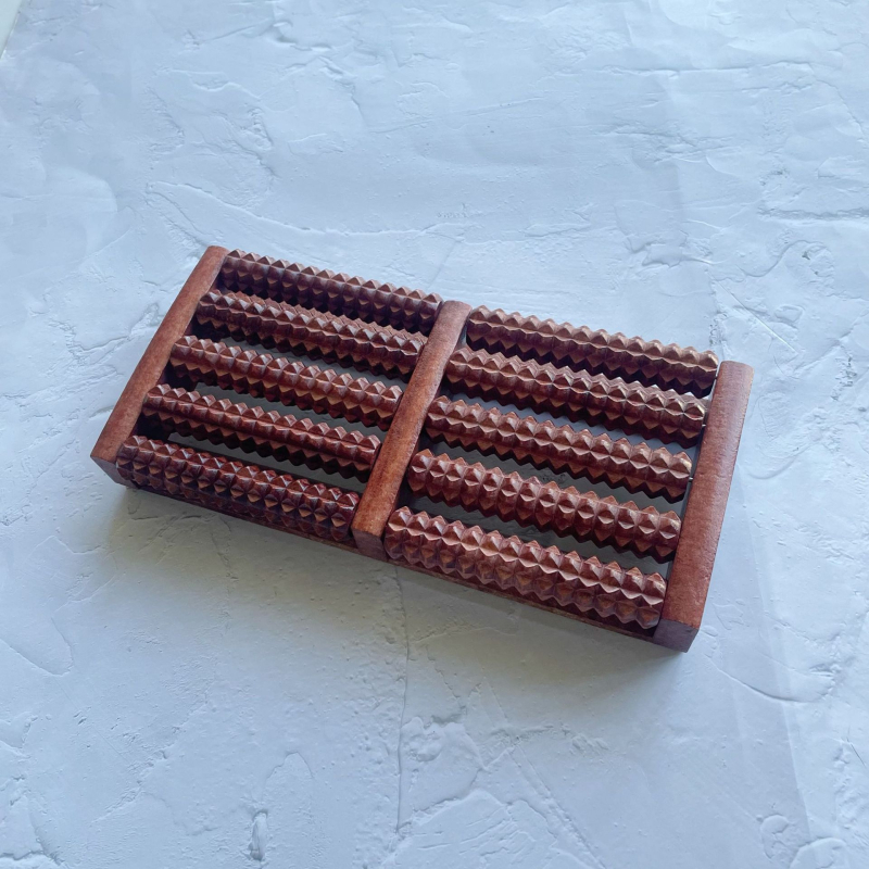 Fából készült talpmasszírozó görgős típus – masszírozás a talp és a vádlira, akupunktúra golyókkal, otthoni használatra