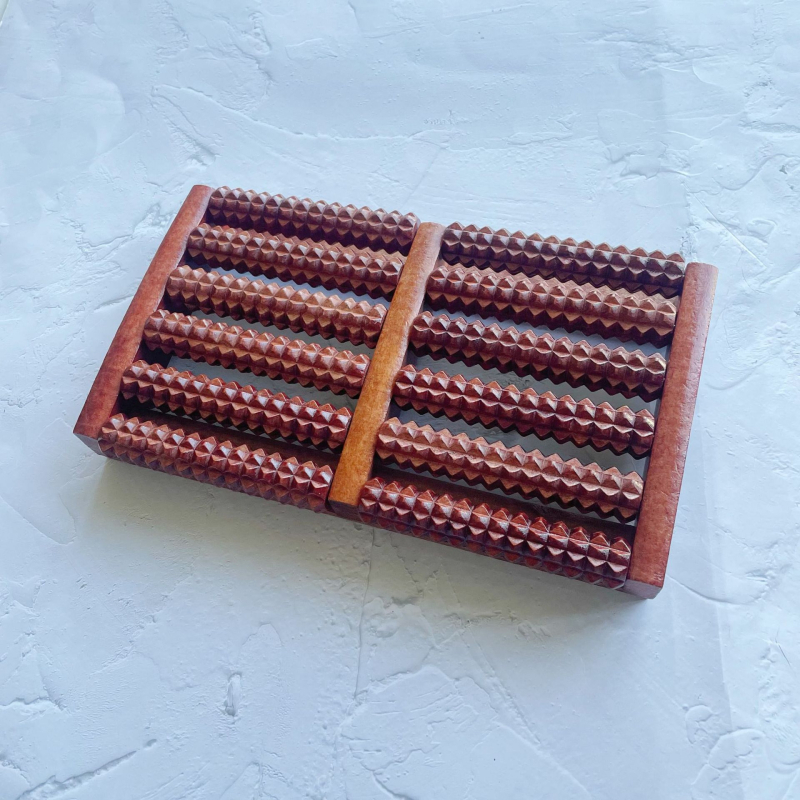 Fából készült talpmasszírozó görgős típus – masszírozás a talp és a vádlira, akupunktúra golyókkal, otthoni használatra