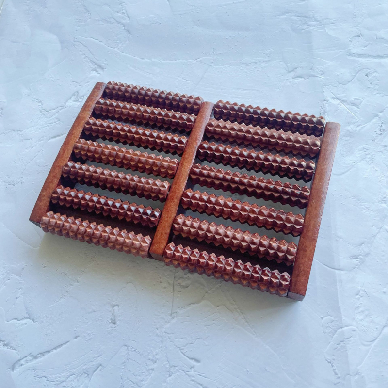 Fából készült talpmasszírozó görgős típus – masszírozás a talp és a vádlira, akupunktúra golyókkal, otthoni használatra