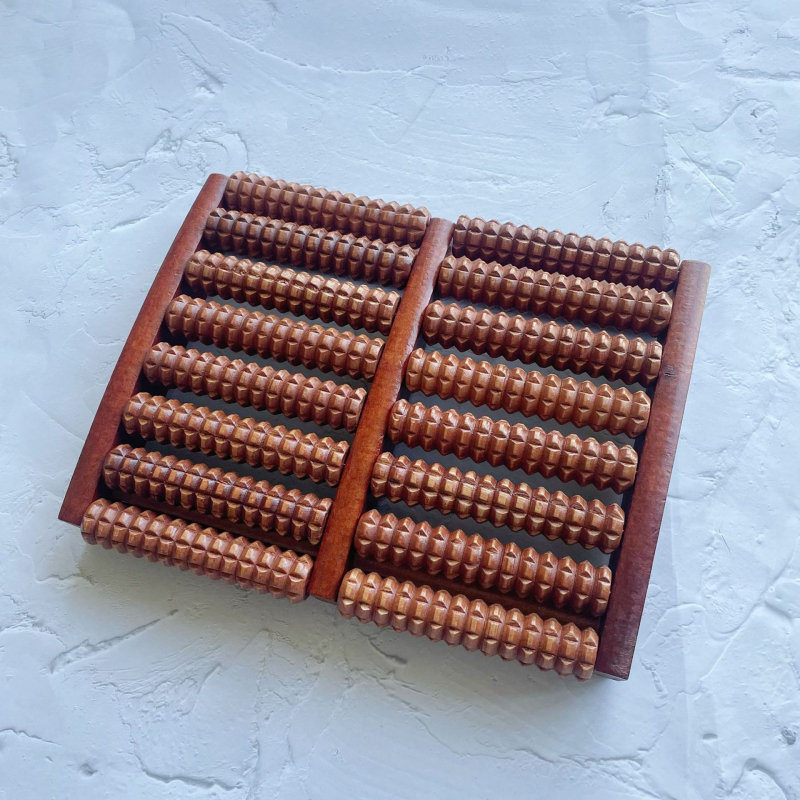 Fából készült talpmasszírozó görgős típus – masszírozás a talp és a vádlira, akupunktúra golyókkal, otthoni használatra