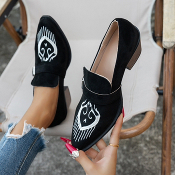 Sieviešu zamšādas kurpes ar smailu purnu, slip-on, vidēja augstuma klinveida papēdis 3–5 cm, ādas odere.