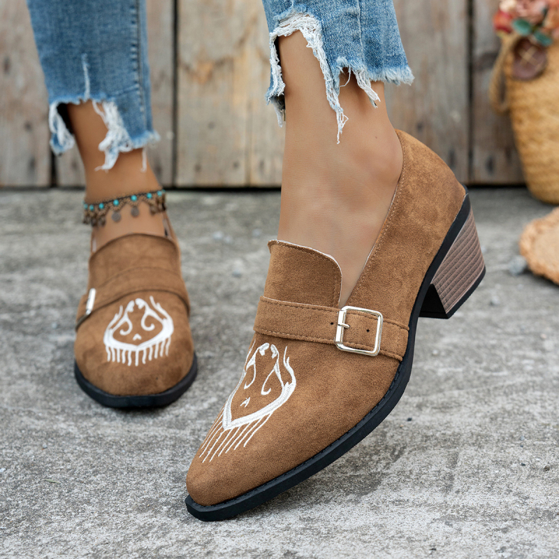 Sieviešu zamšādas kurpes ar smailu purnu, slip-on, vidēja augstuma klinveida papēdis 3–5 cm, ādas odere.