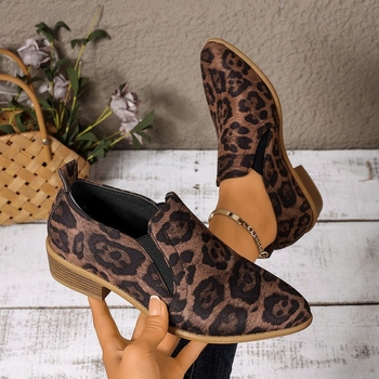 Sieviešu ikdienas kurpes, Eiropas–Amerikas stils, asa purns, velūra augšdaļa, leopardu raksts, papēža augstums vidēji 3–5 cm