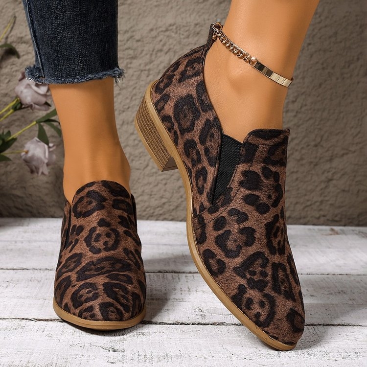 Sieviešu ikdienas kurpes, Eiropas–Amerikas stils, asa purns, velūra augšdaļa, leopardu raksts, papēža augstums vidēji 3–5 cm