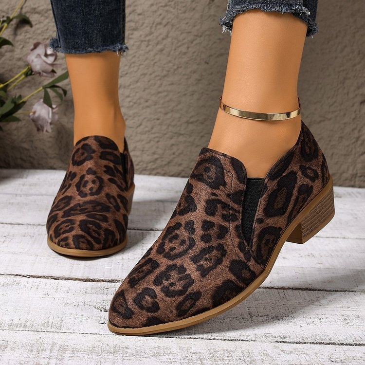 Sieviešu ikdienas kurpes, Eiropas–Amerikas stils, asa purns, velūra augšdaļa, leopardu raksts, papēža augstums vidēji 3–5 cm