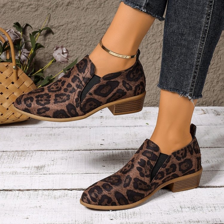 Sieviešu ikdienas kurpes, Eiropas–Amerikas stils, asa purns, velūra augšdaļa, leopardu raksts, papēža augstums vidēji 3–5 cm