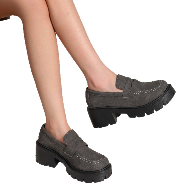 Sieviešu loaferi britu stilā, bez šņorēm, PU augšdaļa ar patentēta izskata apdari, apaļa purngala, vidēja atvēruma dziļums, 3–5 cm papēdis, gumijas zole