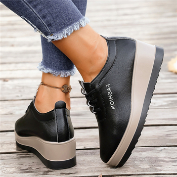 Γυναικείες γόβες με σφήνα — στρογγυλός μύτης, άνω μέρος από τεχνητό PU, μεσαίο ύψος τακουνιού 3–6 εκ, πλαστική σόλα