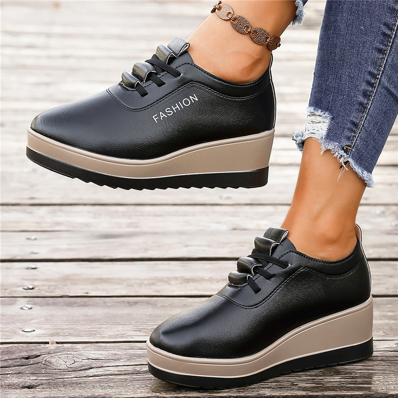 Sieviešu kurpes ar klīnru — apaļa purngala, augšējā materiāla mākslīgais PU, vidējais papēža augstums 3–6 cm, plastmasas zole