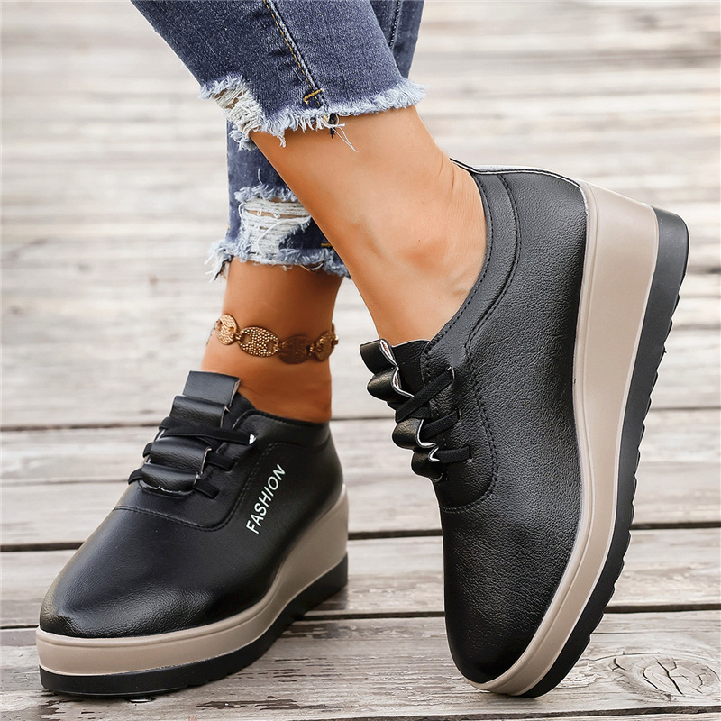 Sieviešu kurpes ar klīnru — apaļa purngala, augšējā materiāla mākslīgais PU, vidējais papēža augstums 3–6 cm, plastmasas zole