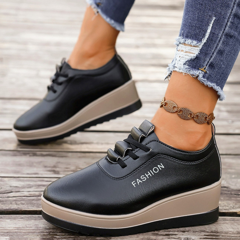 Sieviešu kurpes ar klīnru — apaļa purngala, augšējā materiāla mākslīgais PU, vidējais papēža augstums 3–6 cm, plastmasas zole