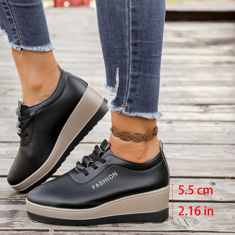 Sieviešu kurpes ar klīnru — apaļa purngala, augšējā materiāla mākslīgais PU, vidējais papēža augstums 3–6 cm, plastmasas zole