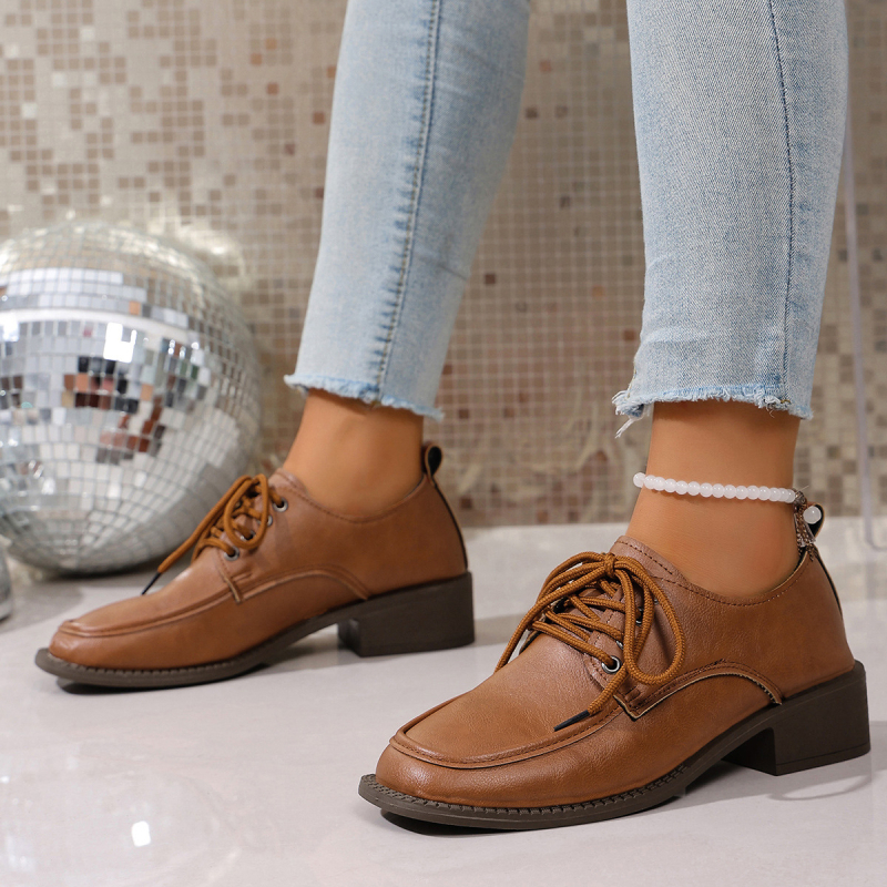 Britu stilā loaferi ar apaļu purnu, PU augšdaļa, koriģēta graudu āda, vidējais papēdis 3-5 cm, gumijas zole