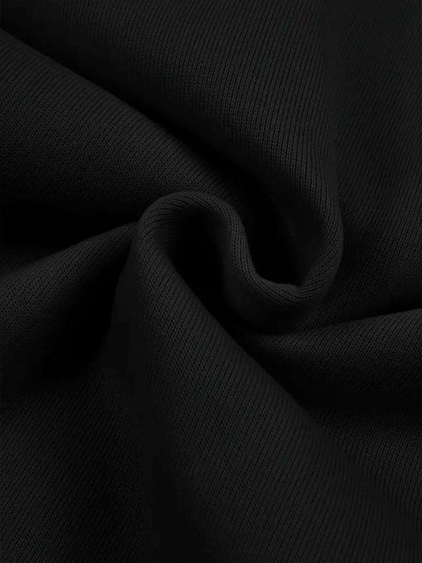 Hūdijs ar kapuci – poliestera audums, apdruka, brīvā piegriezuma, garas piedurknes, vidēja biezuma