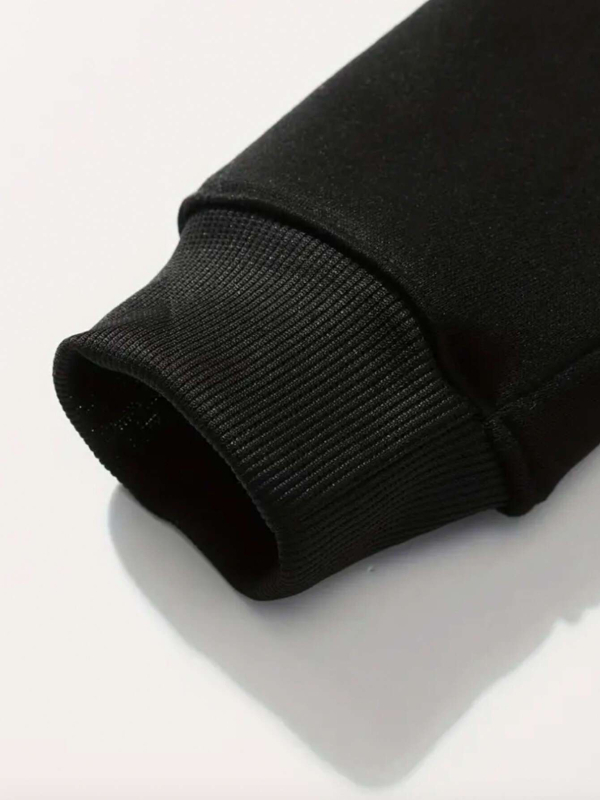 Hūdijs ar kapuci – poliestera audums, apdruka, brīvā piegriezuma, garas piedurknes, vidēja biezuma