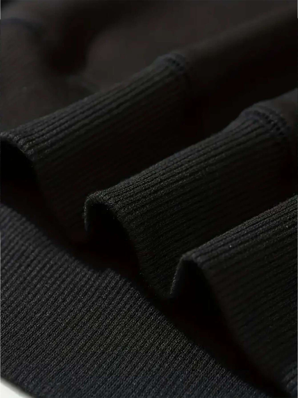 Hūdijs ar kapuci – poliestera audums, apdruka, brīvā piegriezuma, garas piedurknes, vidēja biezuma