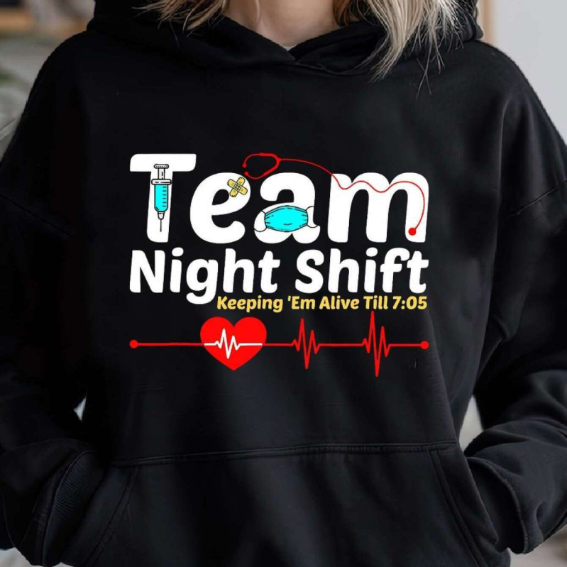 Hūdijs ar kapuci – poliestera audums, apdruka, brīvā piegriezuma, garas piedurknes, vidēja biezuma