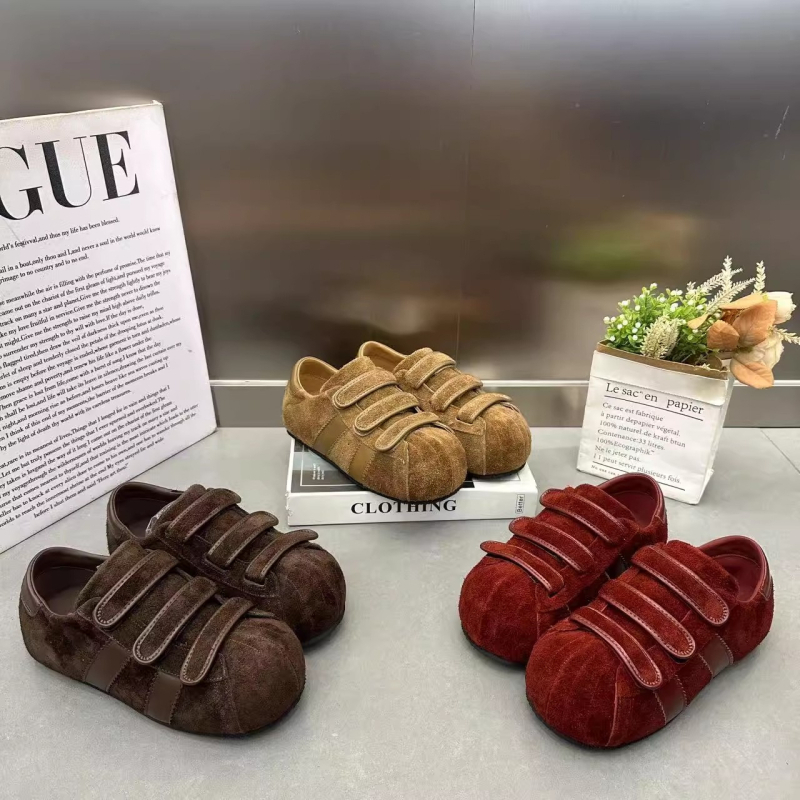 Sieviešu platās kurpes no nubuka ar apaļu purnu, Velcro aizdare, zems papēdis 1–3 cm