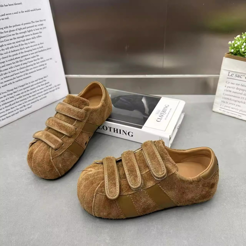 Sieviešu platās kurpes no nubuka ar apaļu purnu, Velcro aizdare, zems papēdis 1–3 cm