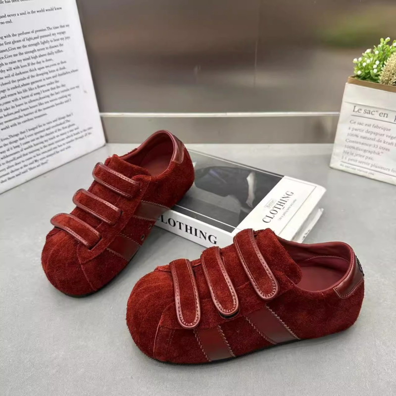 Sieviešu platās kurpes no nubuka ar apaļu purnu, Velcro aizdare, zems papēdis 1–3 cm