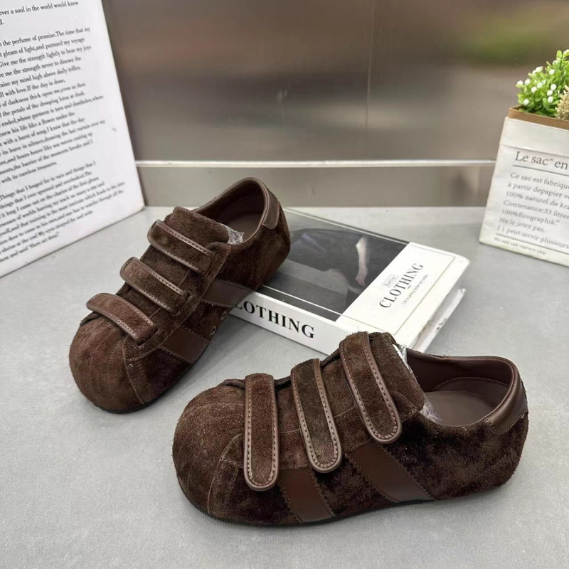 Sieviešu platās kurpes no nubuka ar apaļu purnu, Velcro aizdare, zems papēdis 1–3 cm