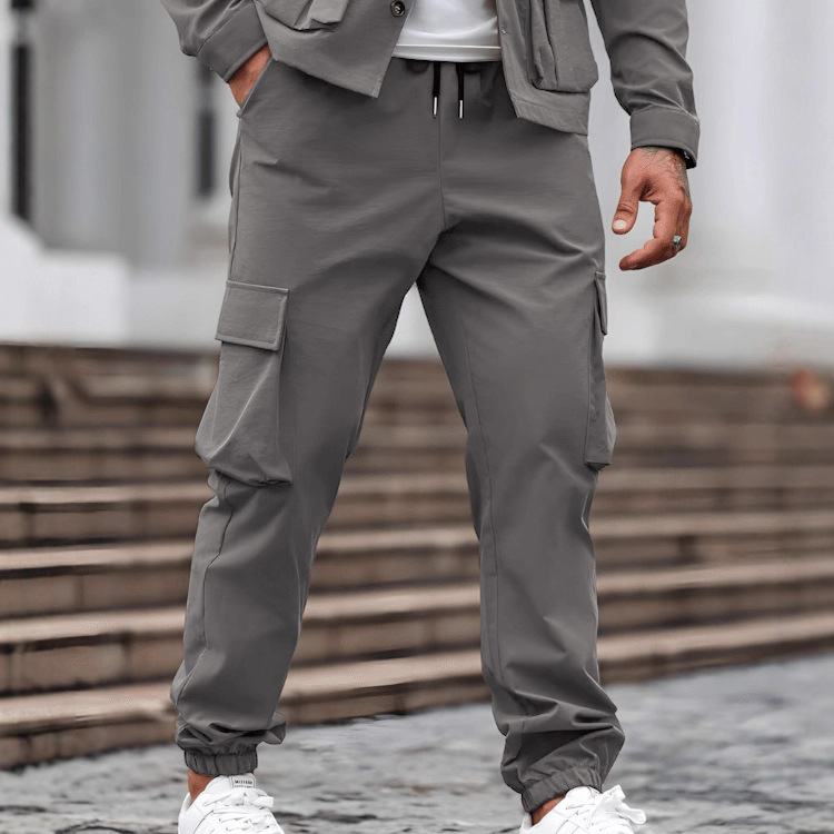 Vyrų cargo kelnytės – tiesus kirpimas, vidutinė juosmens linija, raišteliu užsegimas, elastinis audinys