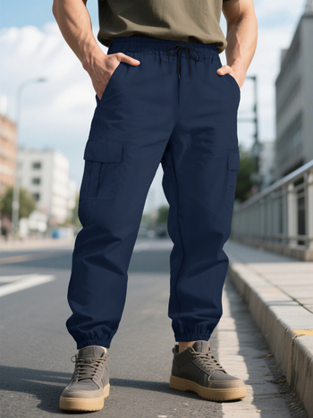 Vyriškos sportinės kasdieninės kelnės su tiesiu kirpimu, ilgos, vidurio juosmens raištis, daug kišenių, 100% poliesteris