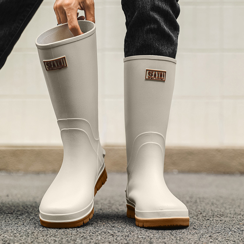 Vyriniai trumpi lietaus batai – PVC viršus, plastmasos padukas, apvali nosis, žemas aukštis, užsivelkamas/pasivelkamas, priešslydimai ir atsparūs dėvėjimui