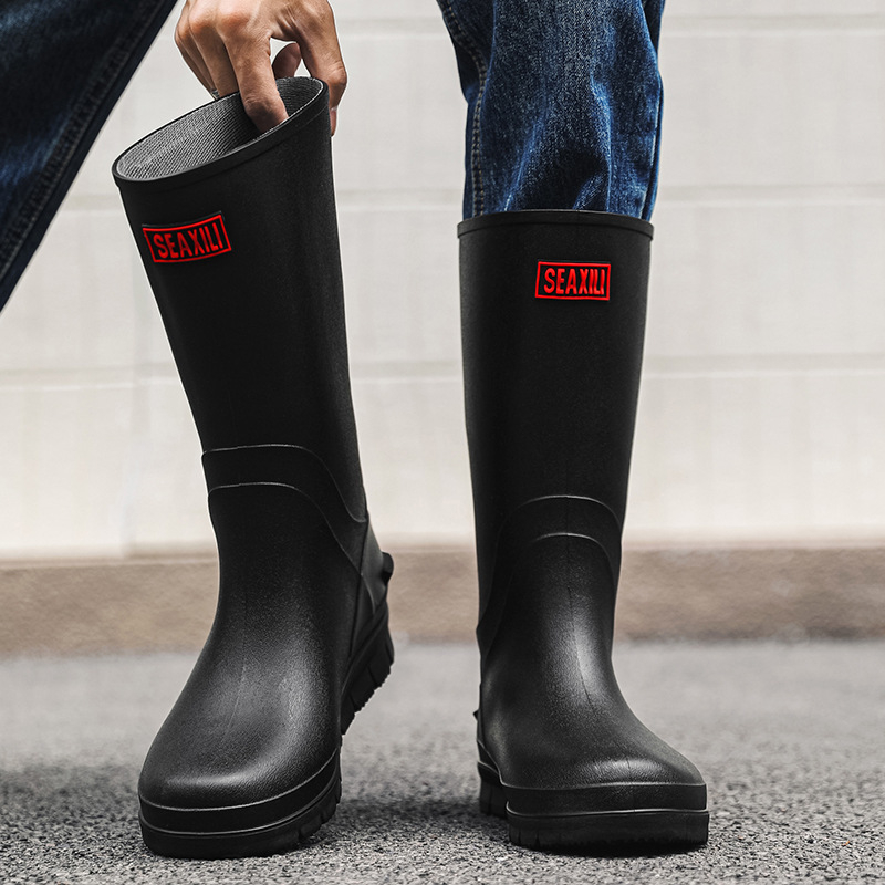 Vyriniai trumpi lietaus batai – PVC viršus, plastmasos padukas, apvali nosis, žemas aukštis, užsivelkamas/pasivelkamas, priešslydimai ir atsparūs dėvėjimui