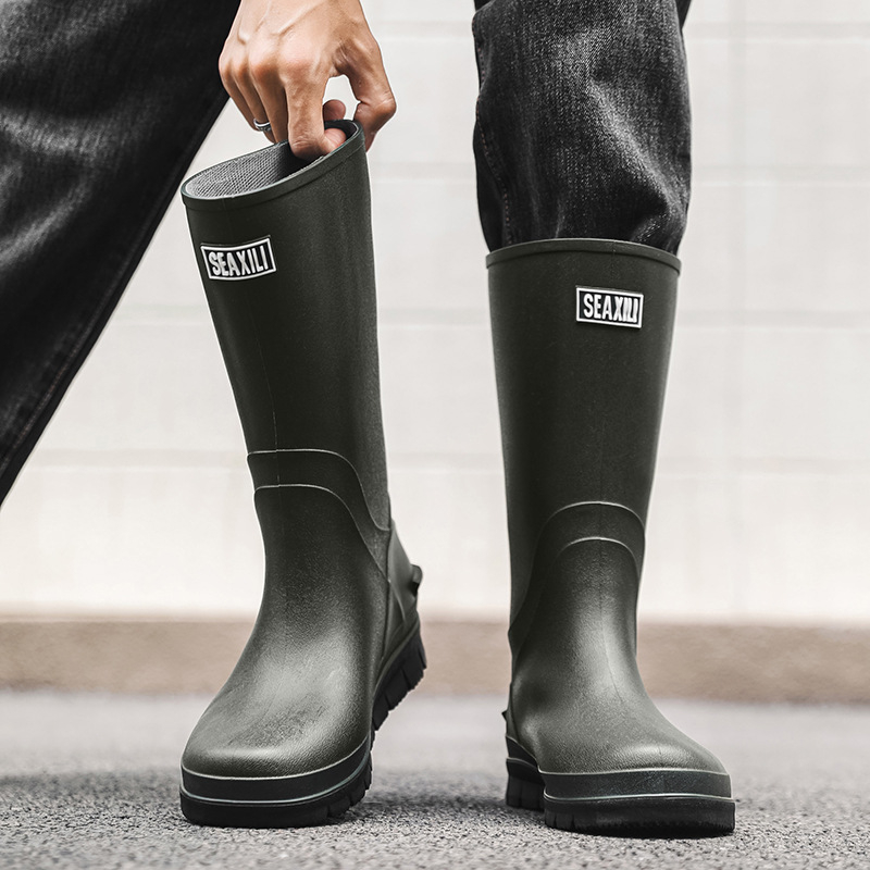 Vyriniai trumpi lietaus batai – PVC viršus, plastmasos padukas, apvali nosis, žemas aukštis, užsivelkamas/pasivelkamas, priešslydimai ir atsparūs dėvėjimui