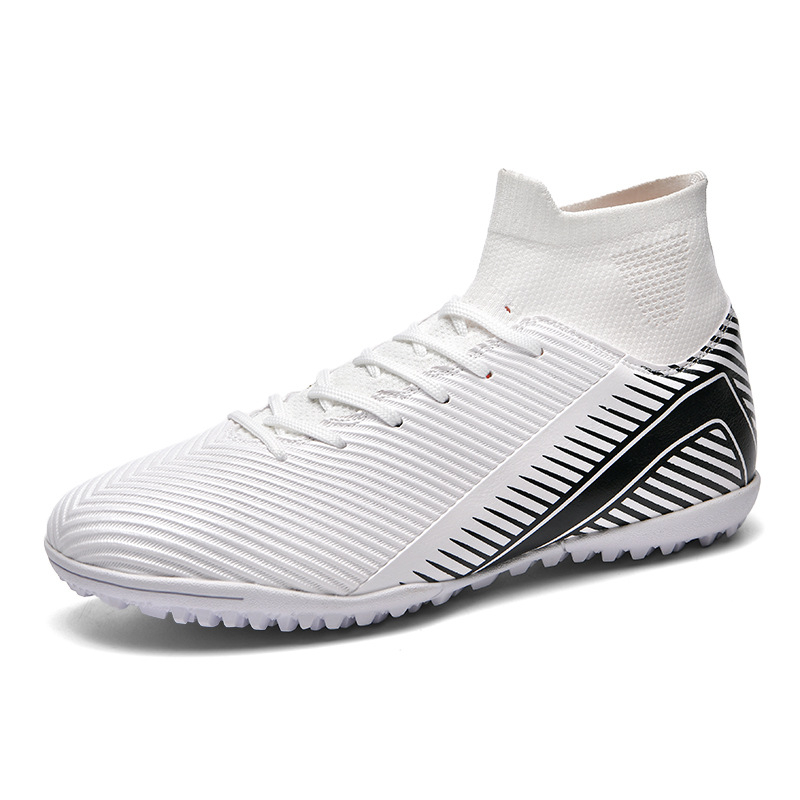 Futbola kurpes ar priekšējo šņori, augšējā daļa no sintētiskās ādas, gumijas zole, cementēta zole, piemēroti dabiskajam un mākslīgajam zālienam.