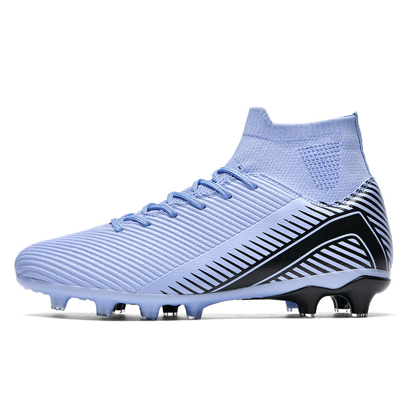 Futbola kurpes ar priekšējo šņori, augšējā daļa no sintētiskās ādas, gumijas zole, cementēta zole, piemēroti dabiskajam un mākslīgajam zālienam.