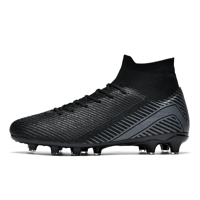 Futbola kurpes ar priekšējo šņori, augšējā daļa no sintētiskās ādas, gumijas zole, cementēta zole, piemēroti dabiskajam un mākslīgajam zālienam.